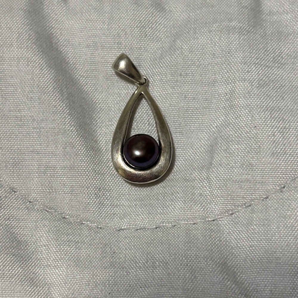 Sophisticated Silver and Black Pearl Teardrop Necklace